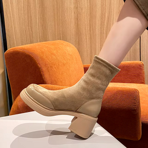 Bota Feminina de Couro com Salto Ladie