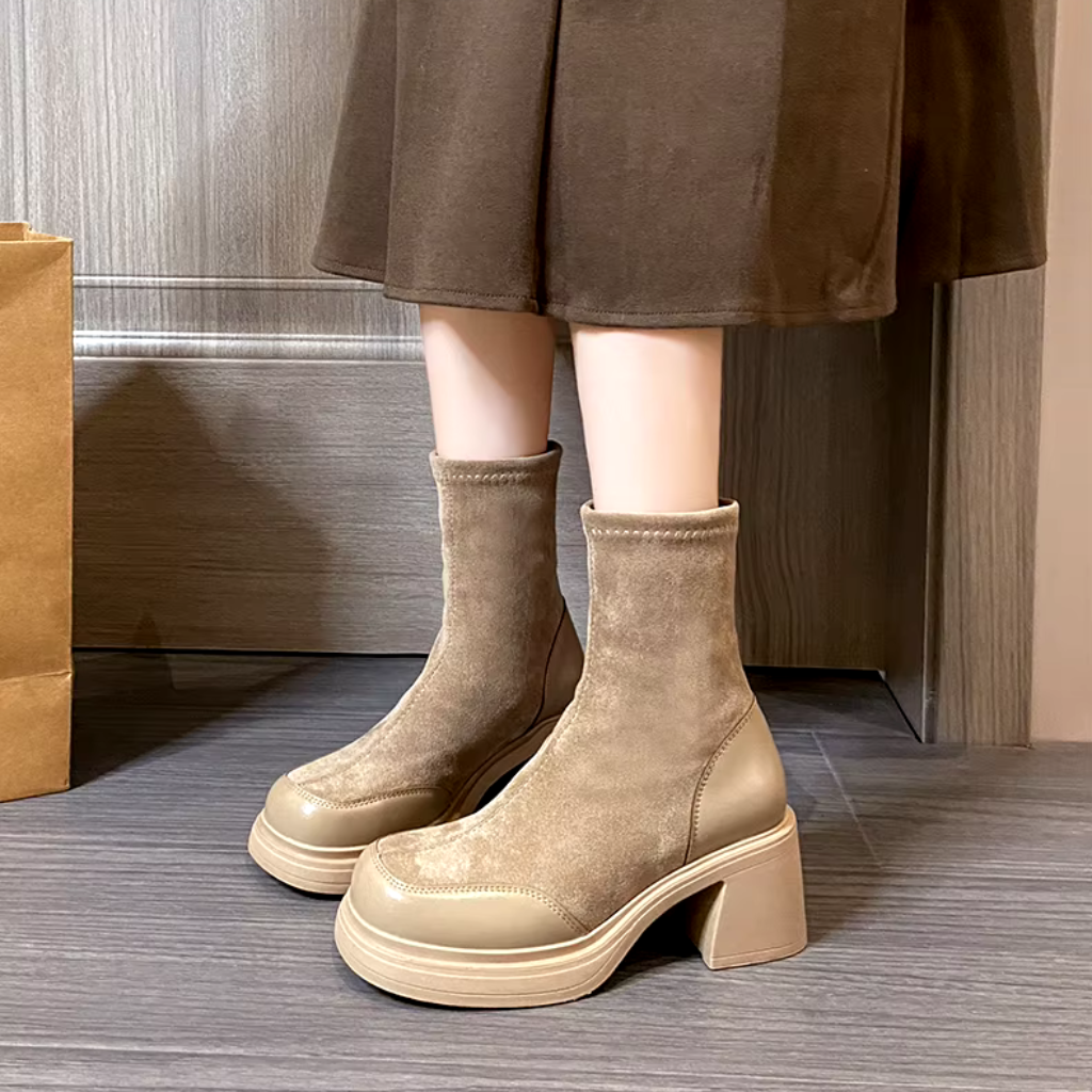Bota Feminina de Couro com Salto Ladie