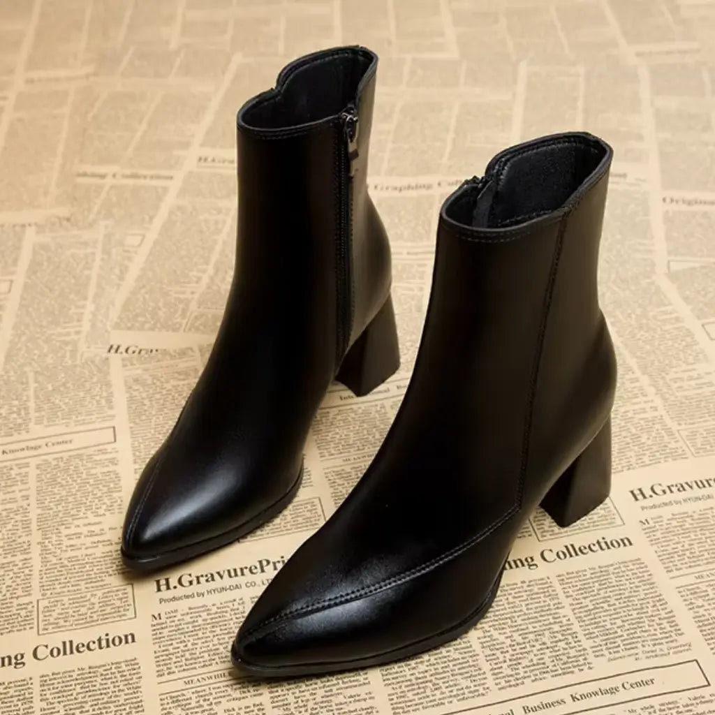 Bota Feminina de Couro com Salto Bico Fino