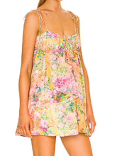 Vestido Curto Floral de Alças Finas