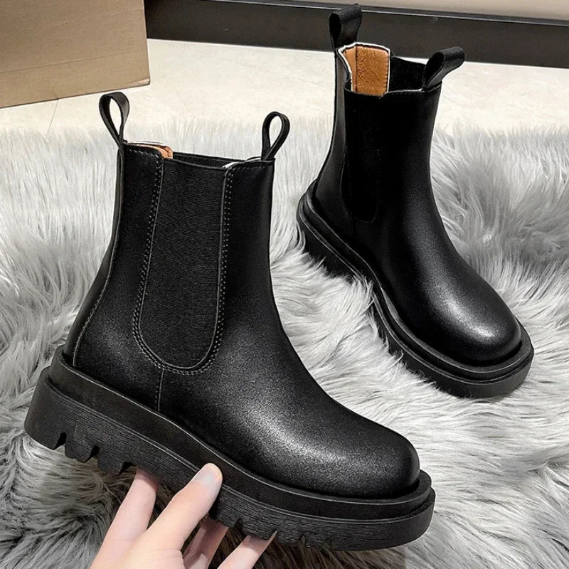 Bota Feminina de Couro Coturno Maggie